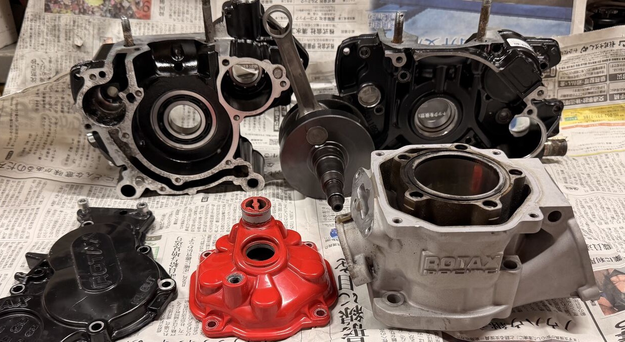 分解したROTAX MAXのクランクケースとカバー類