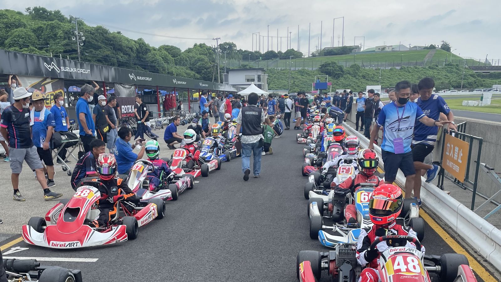 鈴鹿サーキットのグリッドに並ぶカート